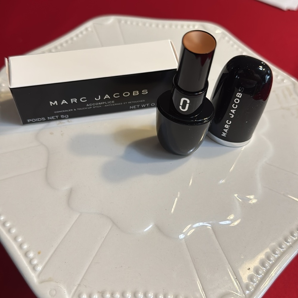 NEW❣️ Marc Jacobs Accomplice Concealer & Touch-Up Stick Tan. .17oz - Picture 3 of 5